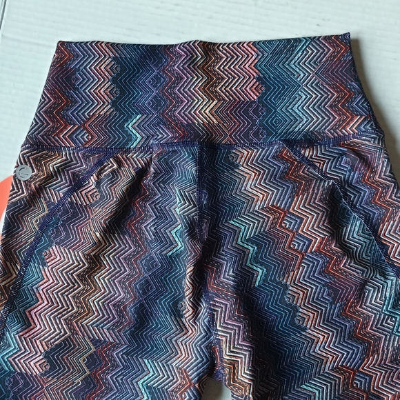 Guru Active Full Length Wide High-Rise Waist Leggings in Multi Color Chevron Sm - Picture 13 of 16